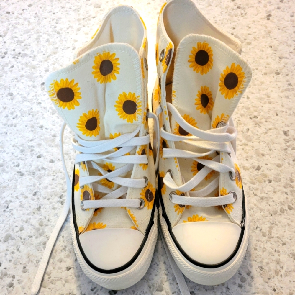 CONVERSE WITH SUNFLOWERS